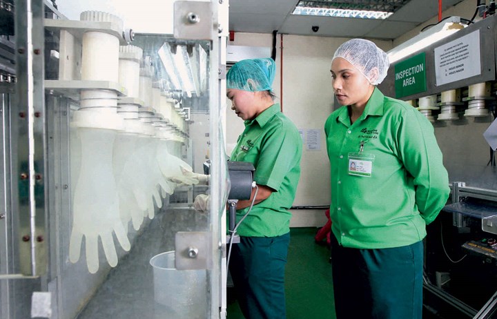 Employés pendant la production des gants