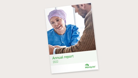 Couverture du Rapport annuel intégré de Mölnlycke 2022 avec un professionnel de la santé et une personne de vente